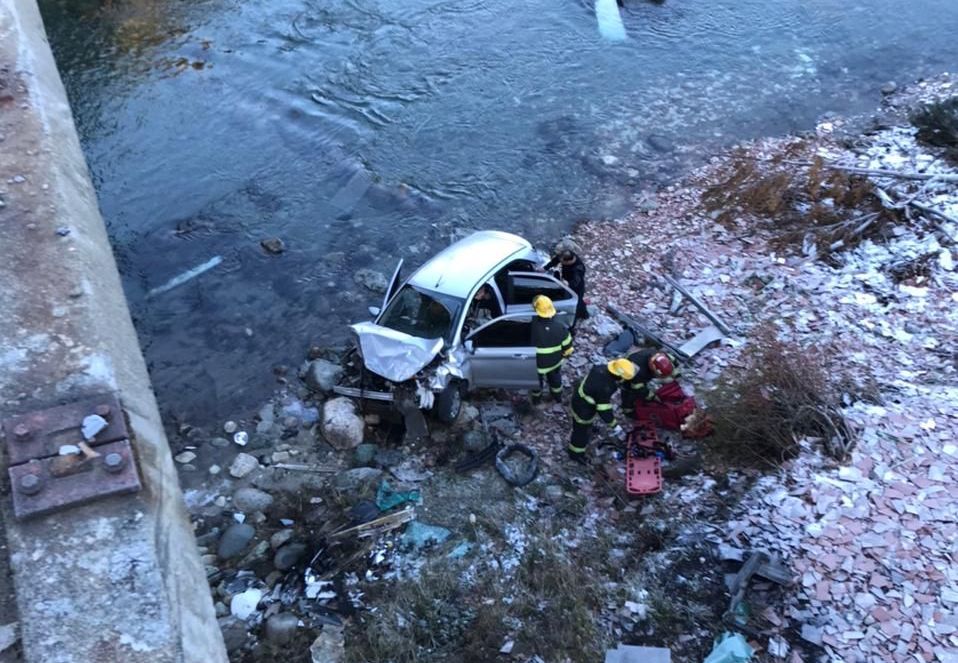 Un auto cayó del puente del río Foyel en ruta 40
