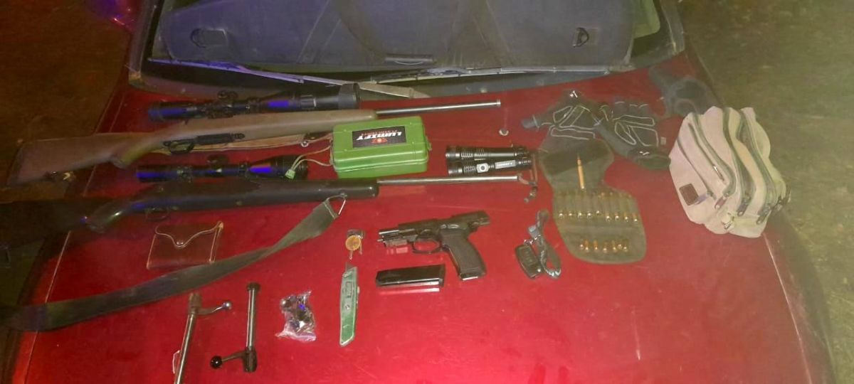 Llevaban un ejemplar de ciervo colorado faenado en el baúl del auto