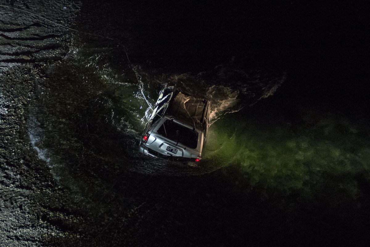 Tragedia en el Limay: un hombre cayó al agua con su camioneta y murió